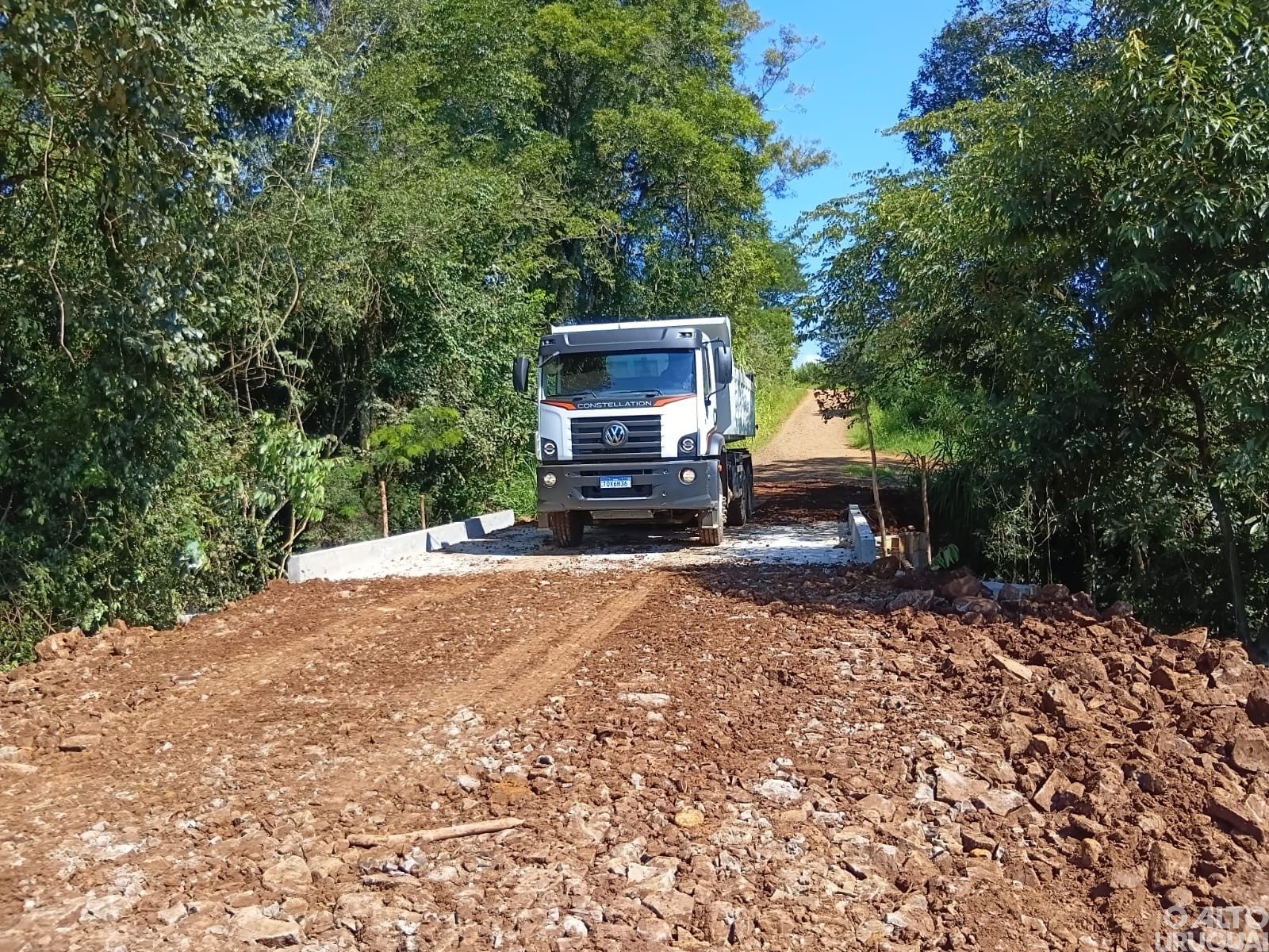 Secretarias acompanham conclusão de ponte no Distrito de Castelinho