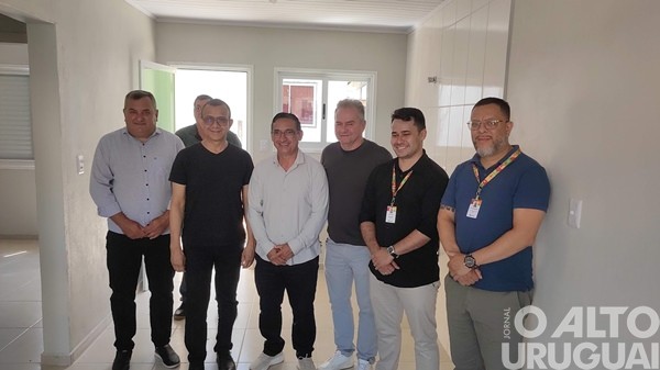 Pinhal entrega 10 casas e autoriza início da construção de mais 20