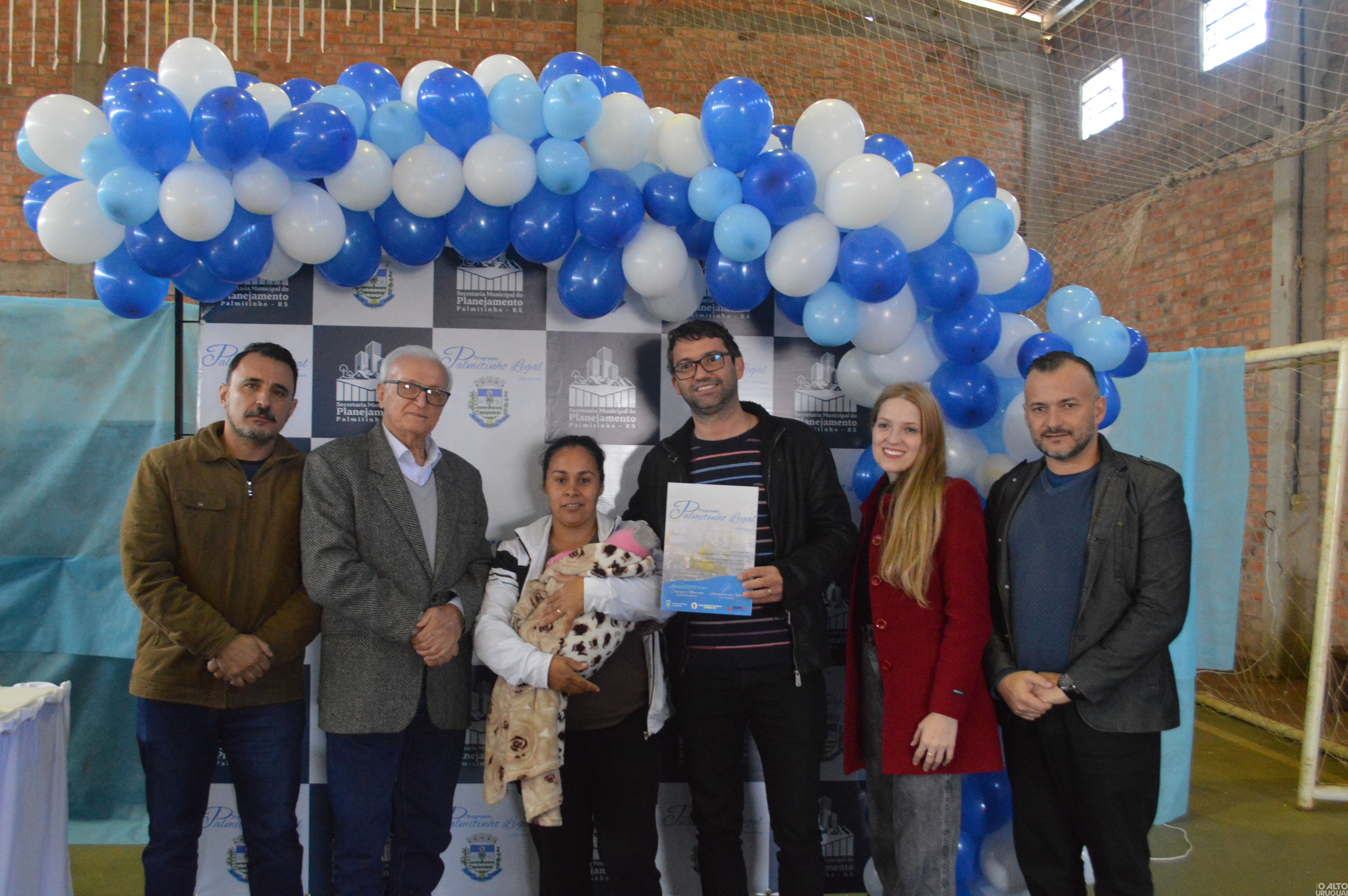 Executivo de Palmitinho entrega 45 imóveis