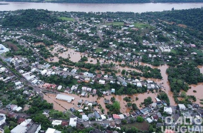 Rio Uruguai começa a baixar, mas famílias ainda seguem fora de casa em Iraí