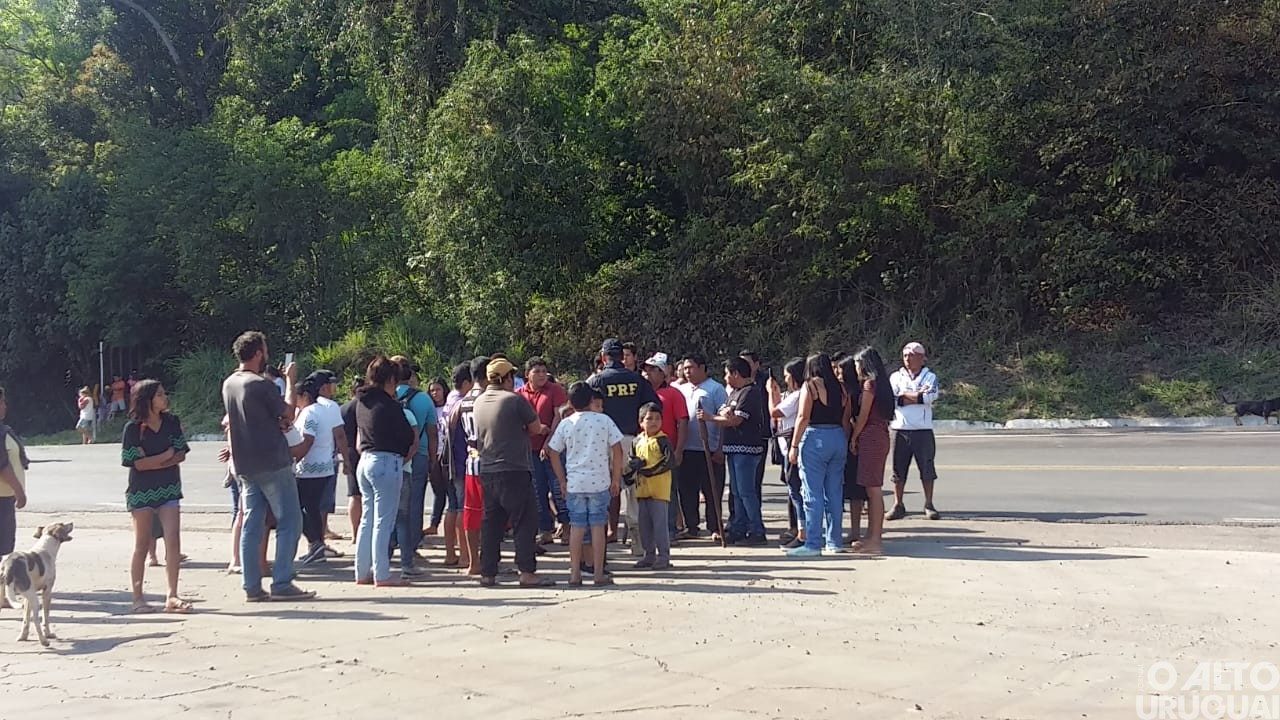 Indígenas realizam bloqueio na BR-386