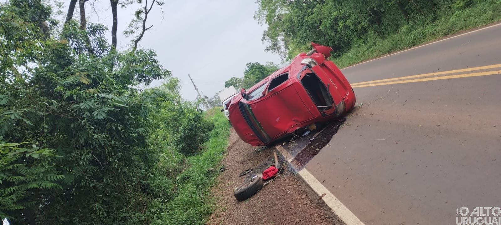 Motorista perde o controle e veículo tomba na ERS-587 em Seberi