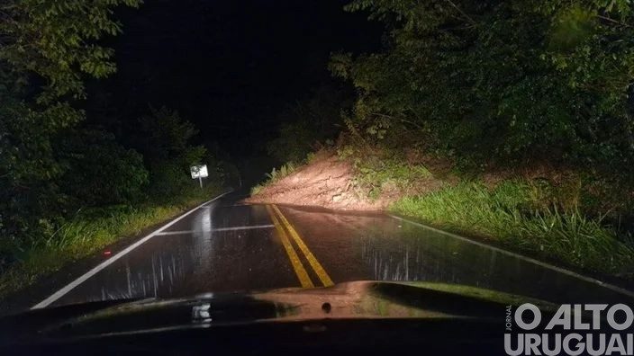 Chuva intensa causa bloqueios em rodovias no RS