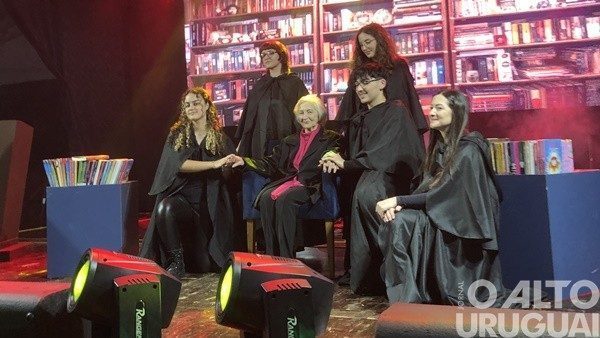 Emoção marca a abertura da 40ª Feira do Livro de FW