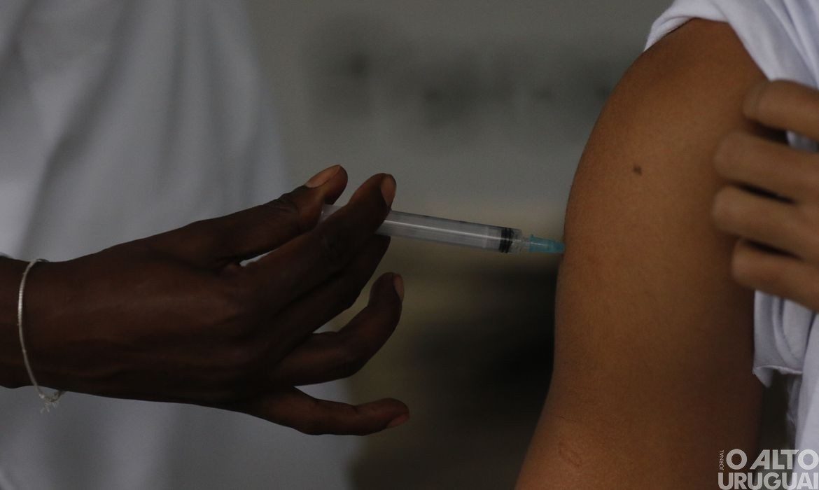 Aplicação da vacina bivalente deve começar em 27 de fevereiro
