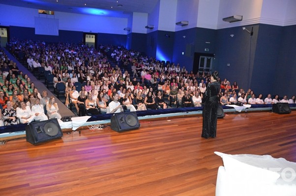 Mais de 800 pessoas participam de palestra com Leila Ama em FW