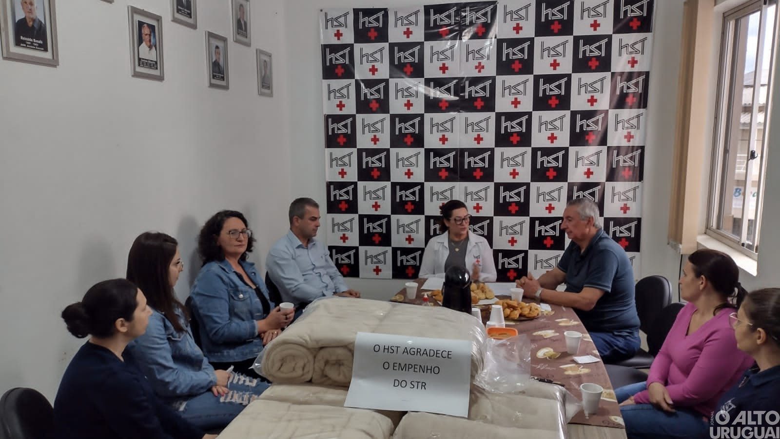Hospital de Palmitinho adquiri cobertores com doação do sindicato