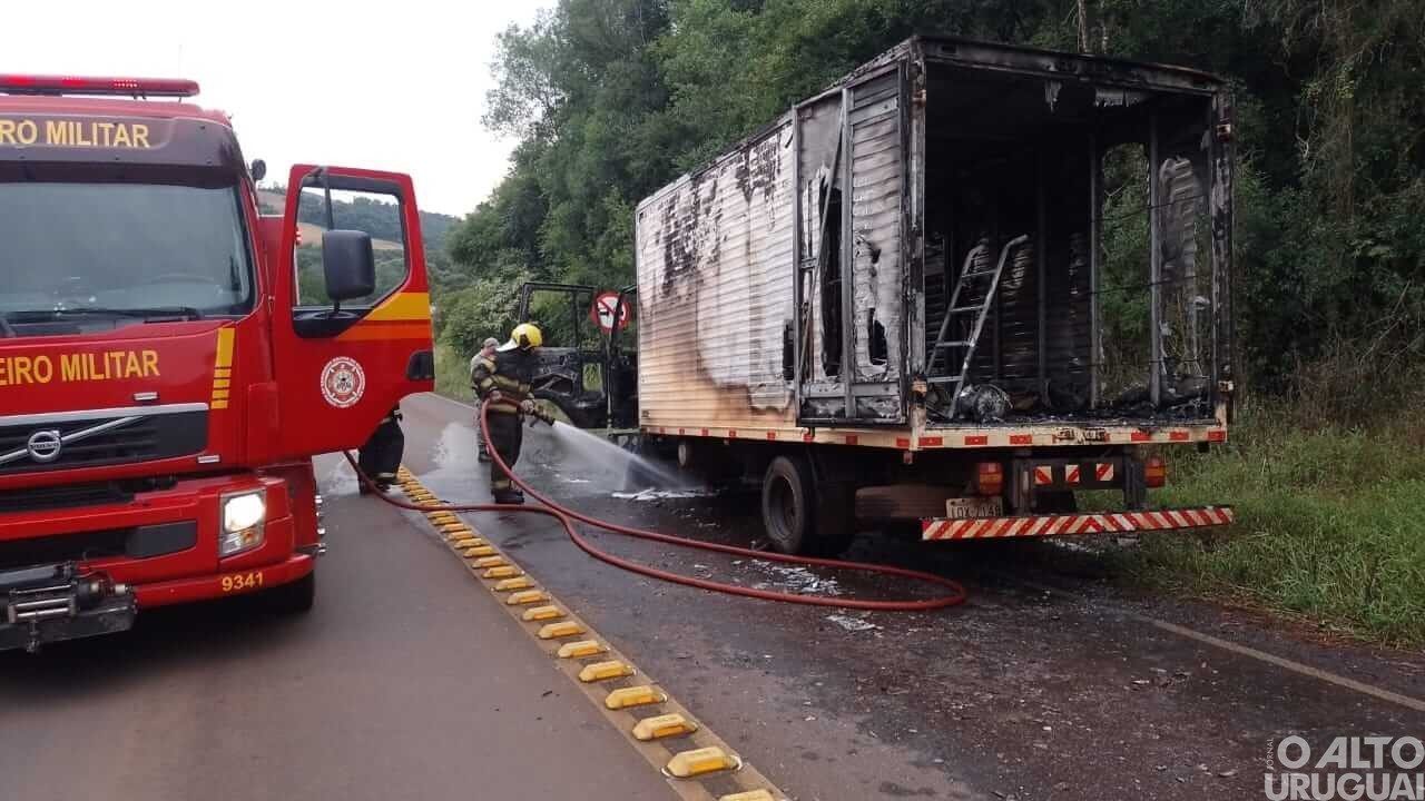 Incêndio destrói caminhão furgão de FW na BR-386