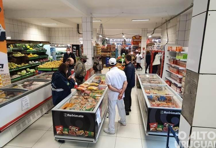 Fiscalização apreende 350 quilos de alimentos em estabelecimentos de Alpestre