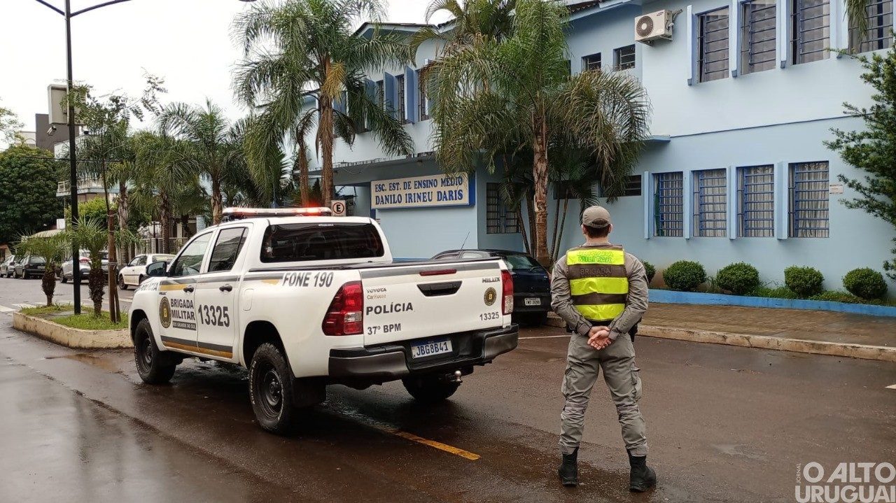 37º BPM realiza policiamento comunitário em escolas da região