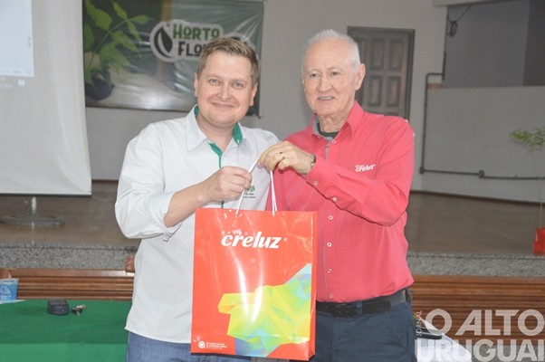 Evento realizado pela Creluz em Pinhal marca o Dia da Árvore