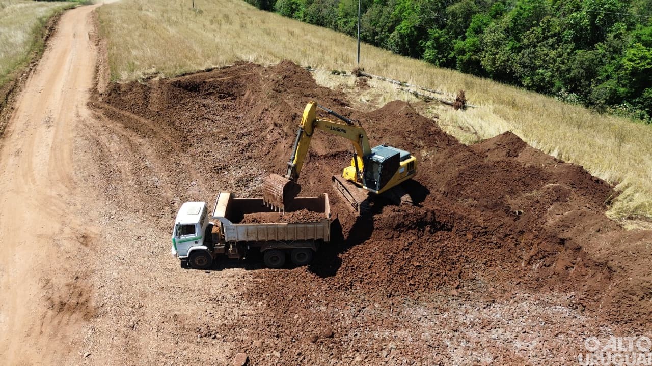 Secretaria de Obras intensifica recuperação das estradas do interior de Jaboticaba
