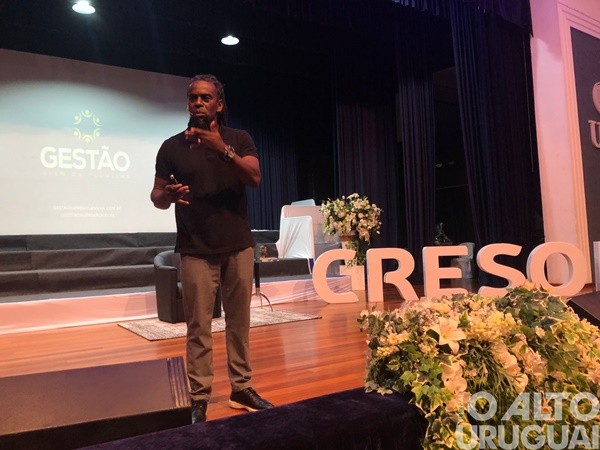 Tinga lota salão da URI/FW em palestra