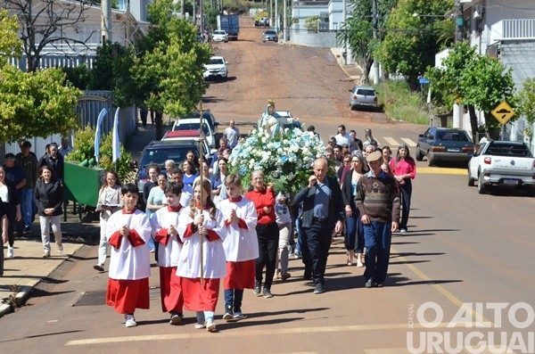 Festa de Nossa Senhora Medianeira reúne centenas de fiéis no Primavera