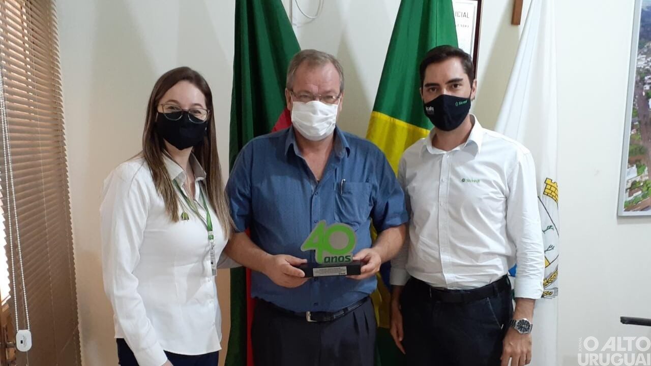 Administração de Erval Seco recebe placa de agradecimento pela parceria com a Sicredi