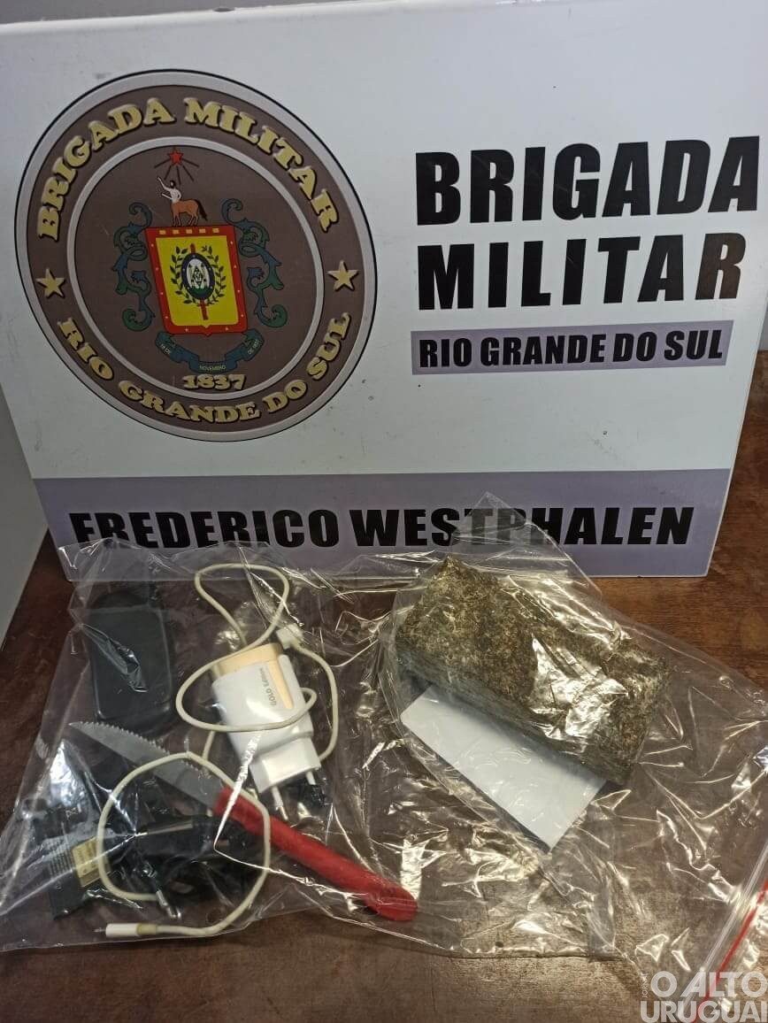 Jovem é flagrado arremessando embalagem ao Presídio de FW