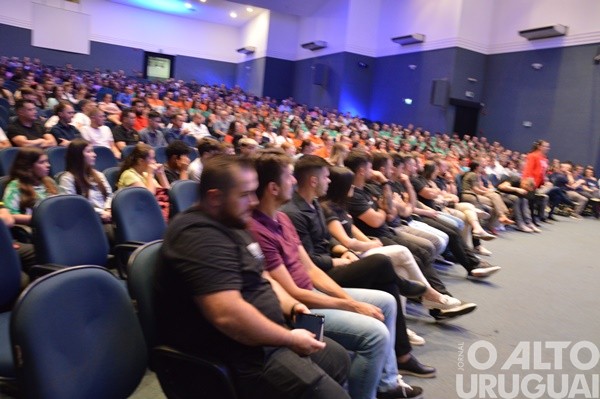 Tinga lota salão da URI/FW em palestra