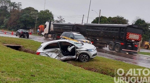 Acidente no trevo do Posto Serrano deixa três feridos