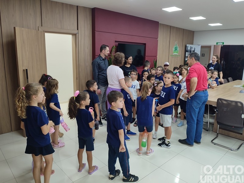 Alunos da Escola da URI visitam Câmara de Vereadores de FW