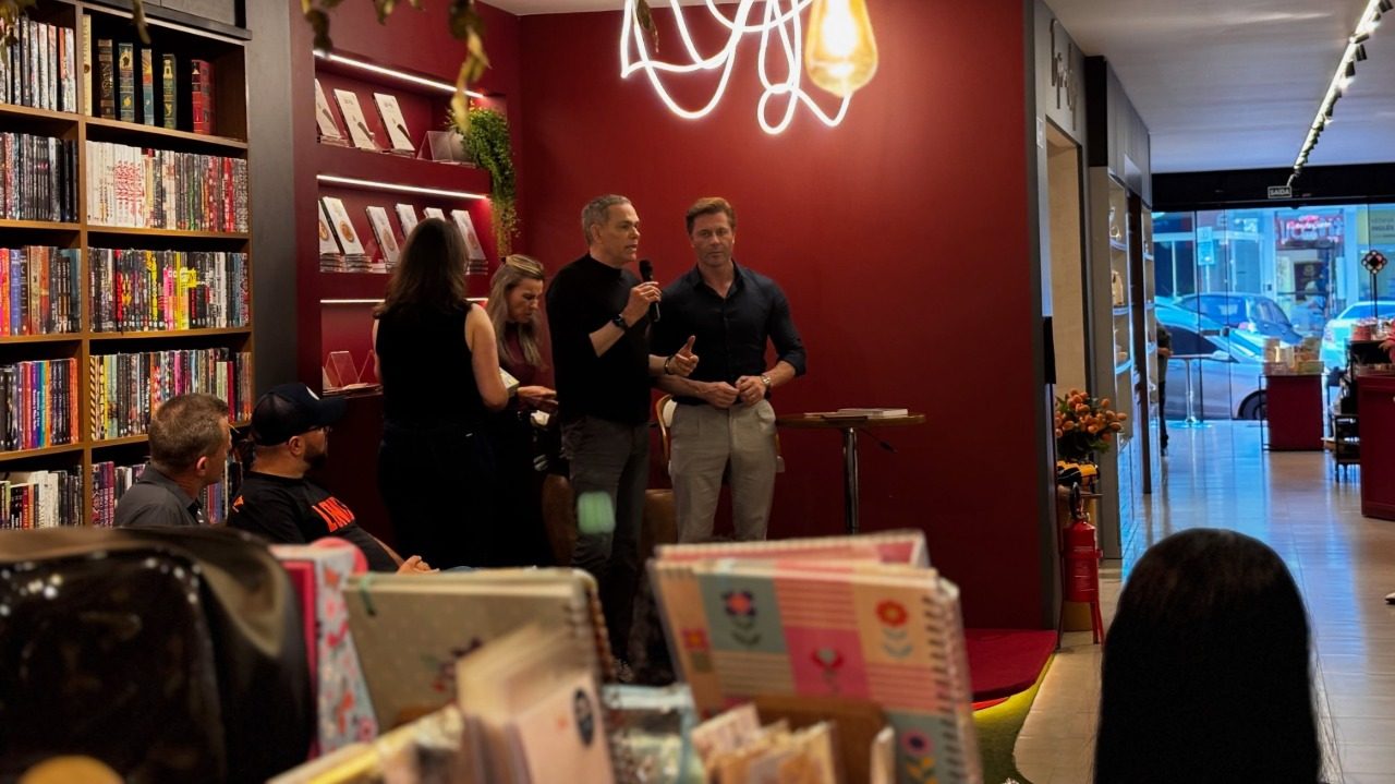 Junior Rostirola reúne leitores em sessão de autógrafos na Livraria Vitrola