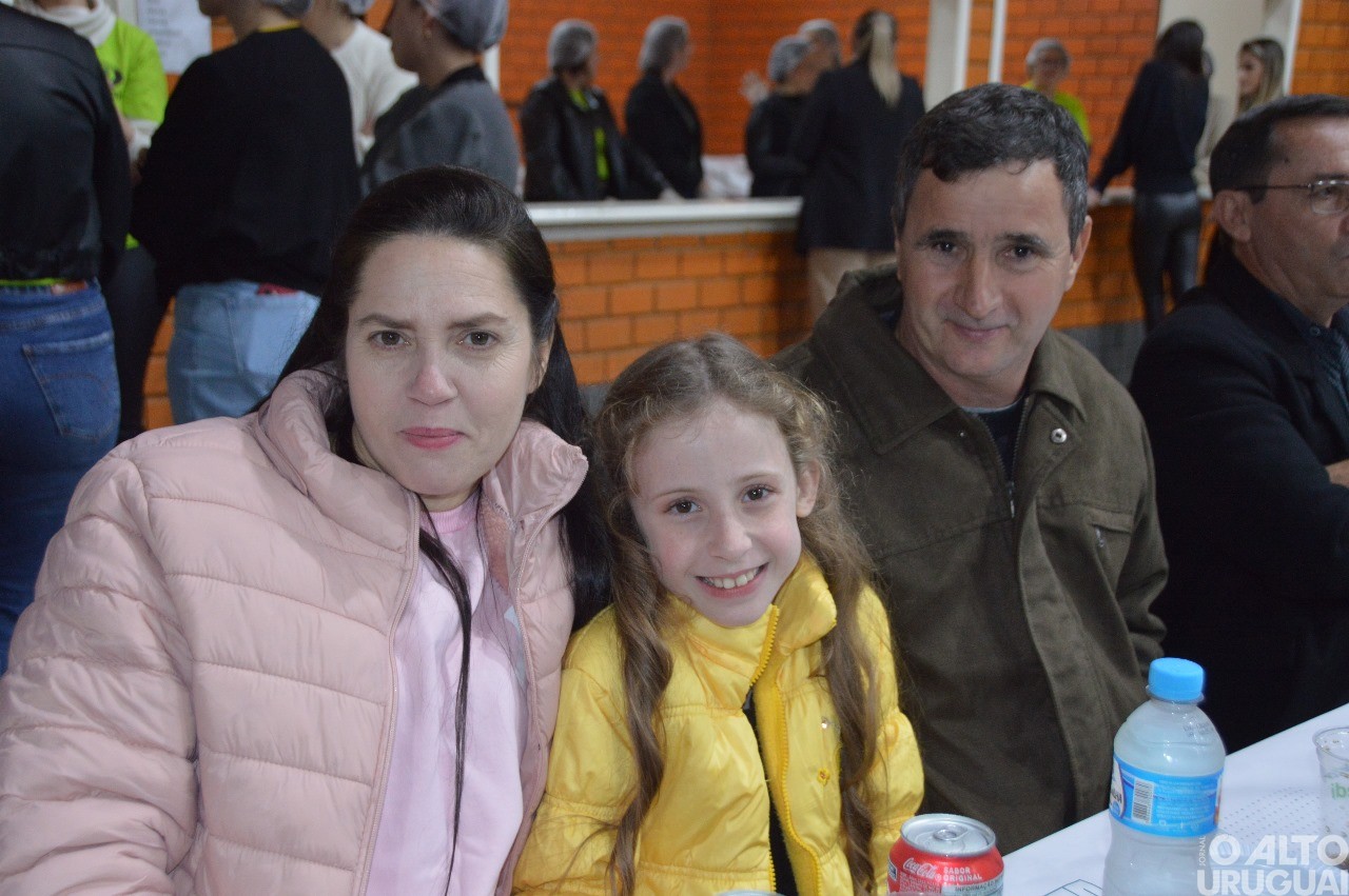 Centenas de pessoas participam da 19ª Festa do Leitão