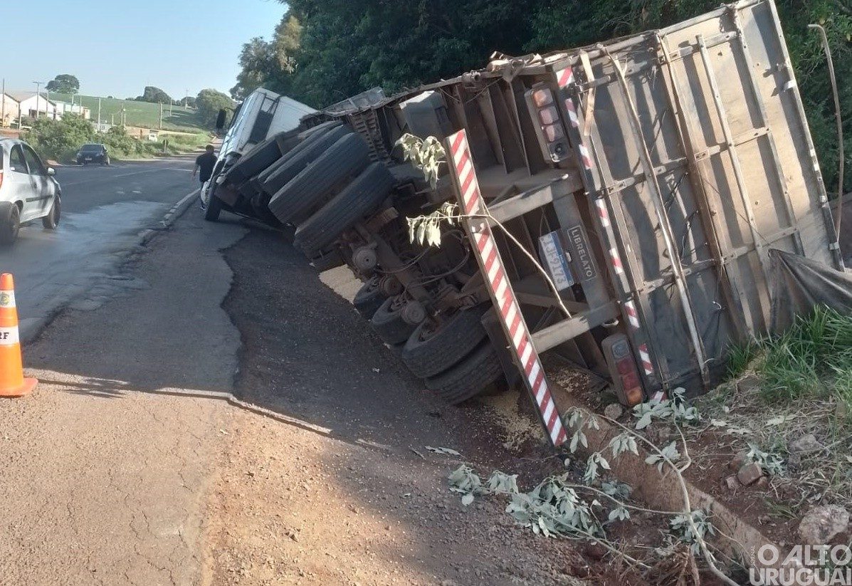 Acidente alerta para grande desnível no acostamento no Km 47,6 da BR-386