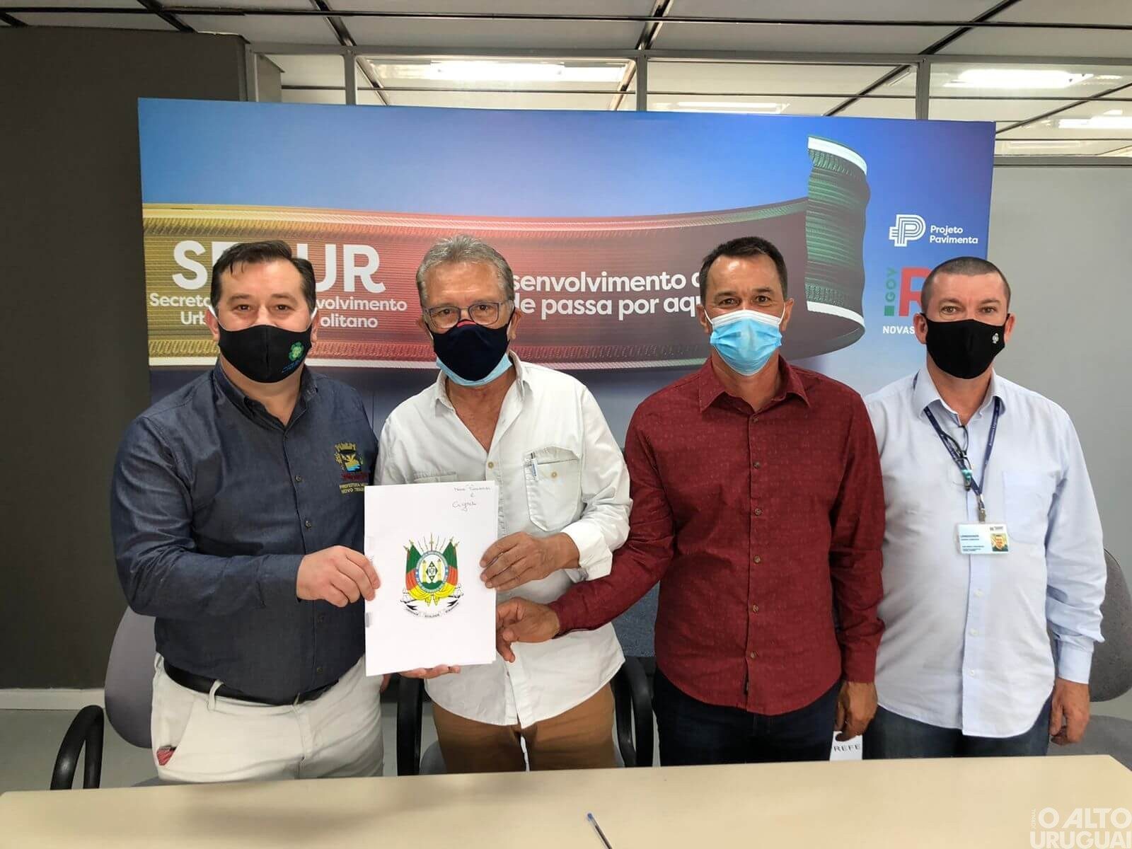 Prefeito de Novo Tiradentes assina convênio do Pavimenta RS