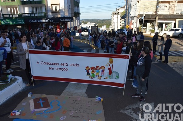 Confecção dos tapetes de Corpus Christi mobiliza católicos em FW