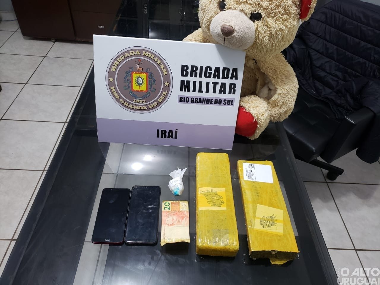 Homem é preso com drogas escondidas em urso de pelúcia