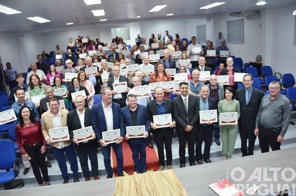 Legislativo de Caiçara homenageia ex-vereadores em sessão solene