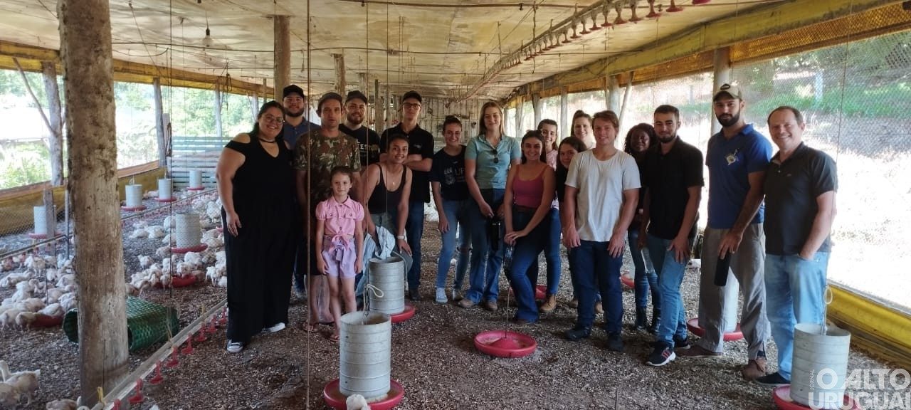 Alunos de Agronomia realizam visita técnica à agroindústria familiar em FW