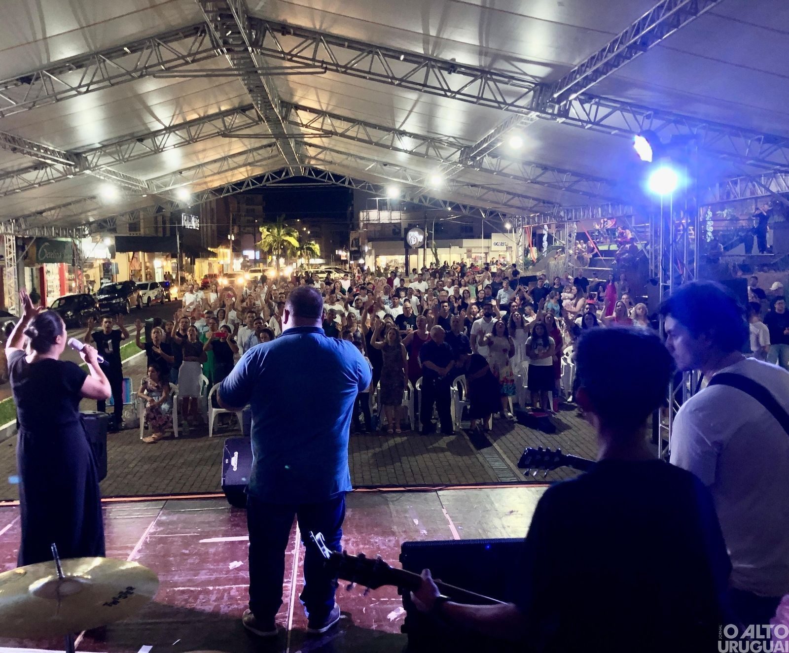 Noite de louvores reúne gerações para celebrar Deus em Frederico Westphalen