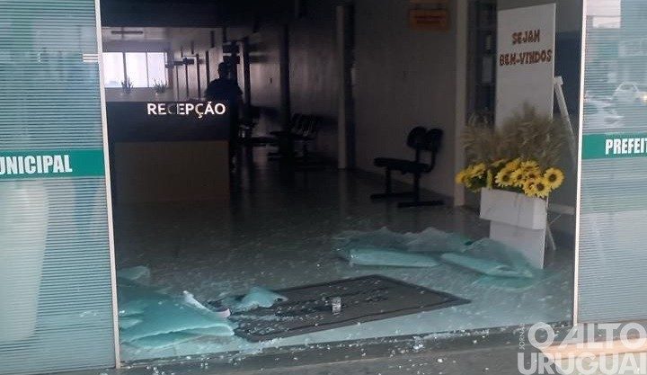 Prefeitura de Seberi é alvo de depredação