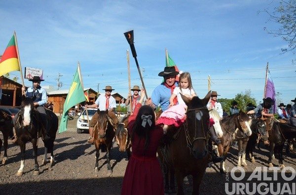 Semana Farroupilha inicia com chegada da Chama Crioula em Ametista do Sul
