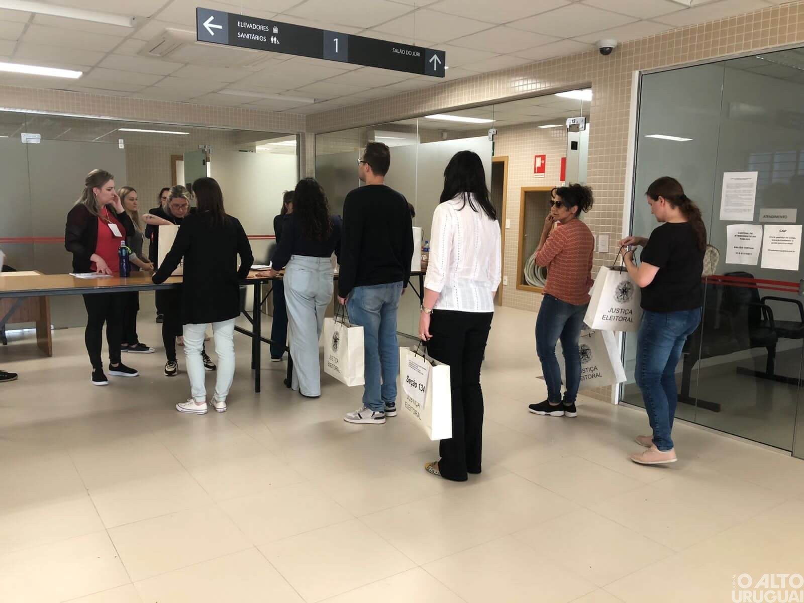 Urnas são recebidas no Cartório Eleitoral de FW