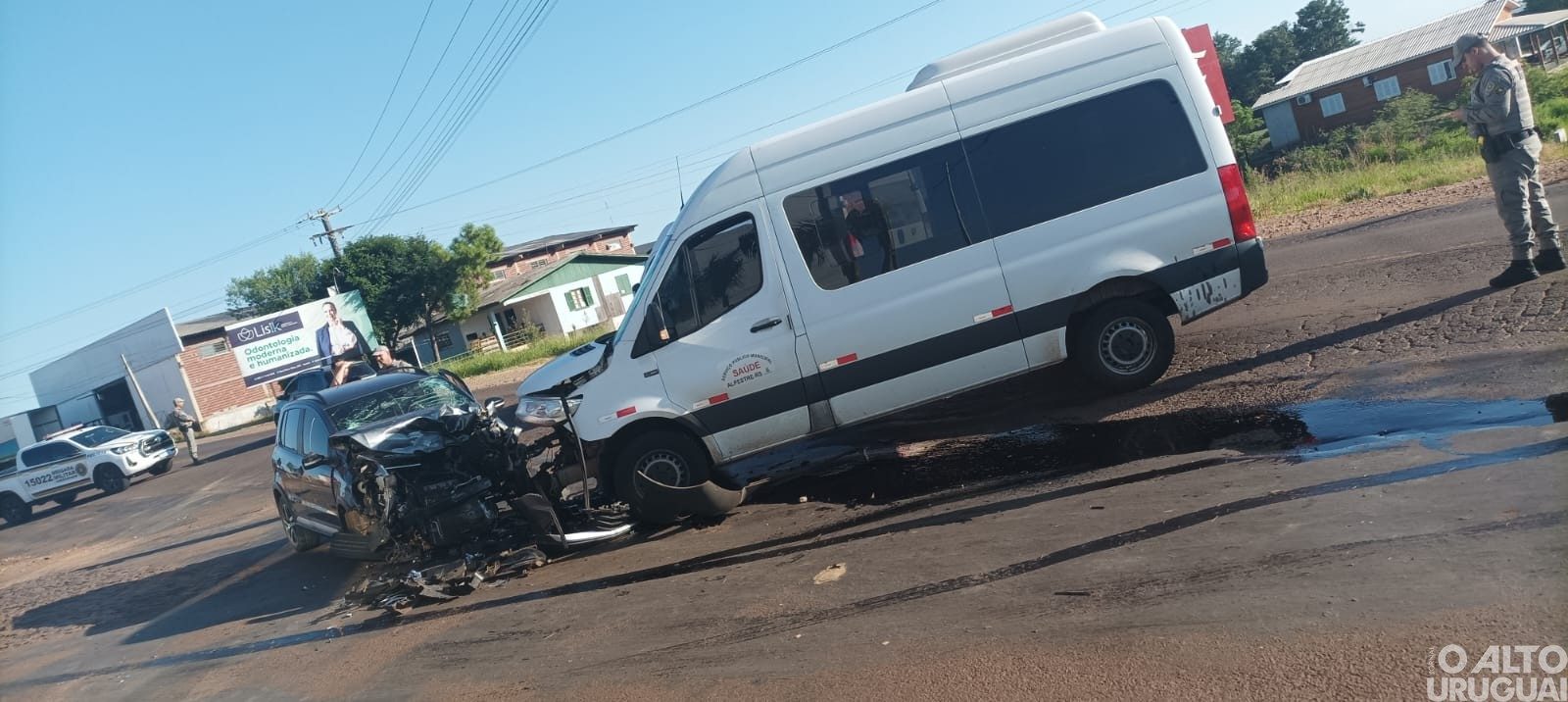 Colisão frontal envolve carro e van da Saúde de Alpestre na RSC-472 em Palmitinho