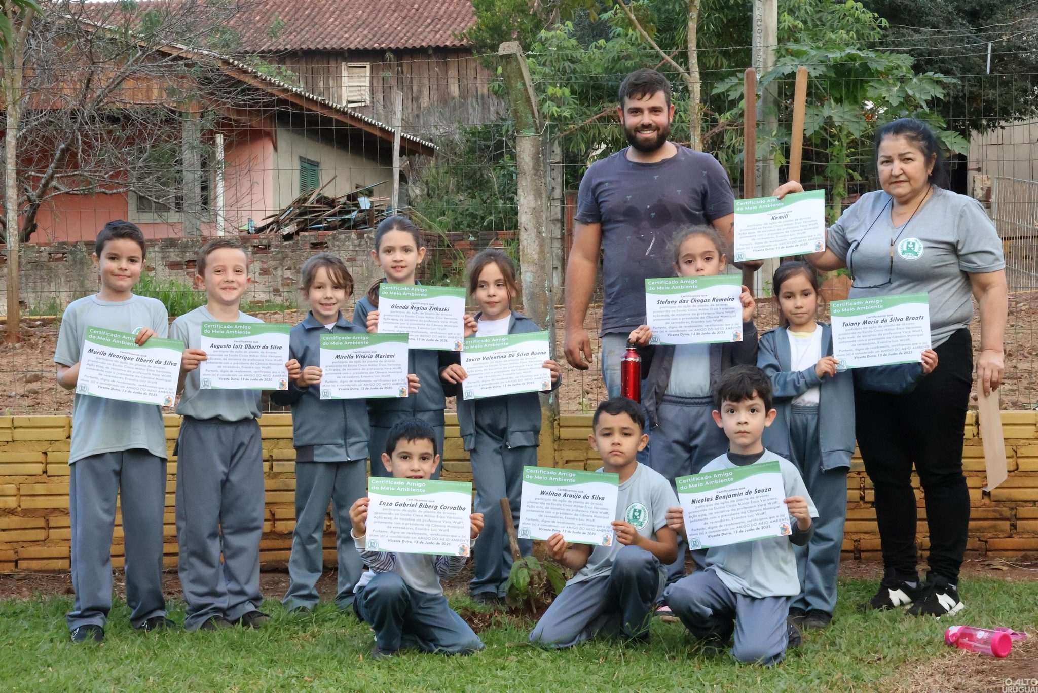 Plantio de árvores marca atividade educativa em Vicente Dutra