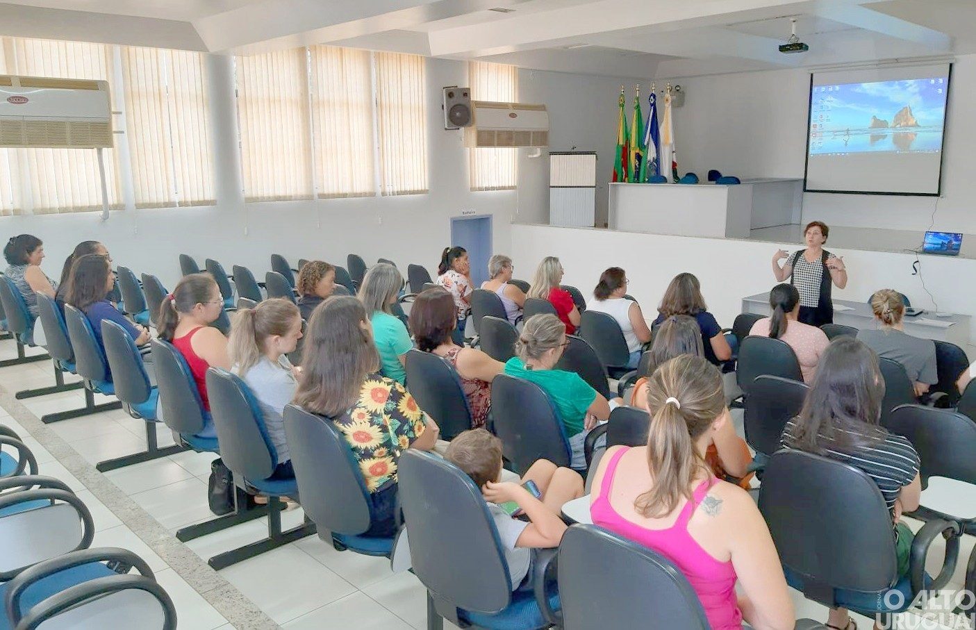 Profissionais da Educação de Palmitinho participam de semana de formação