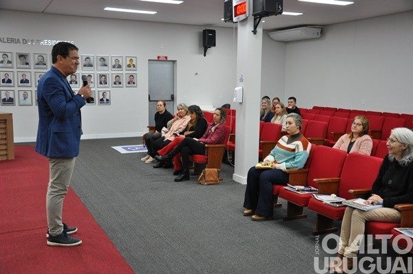 FW sedia formação para secretários municipais da região