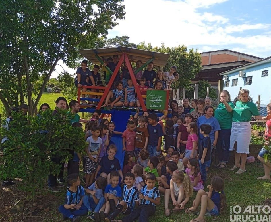 Palmitinho: escola implementa projeto e adquire playground