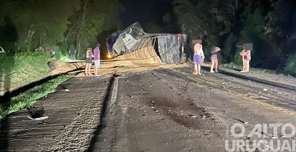 Carreta e Vectra colidem na rodovia