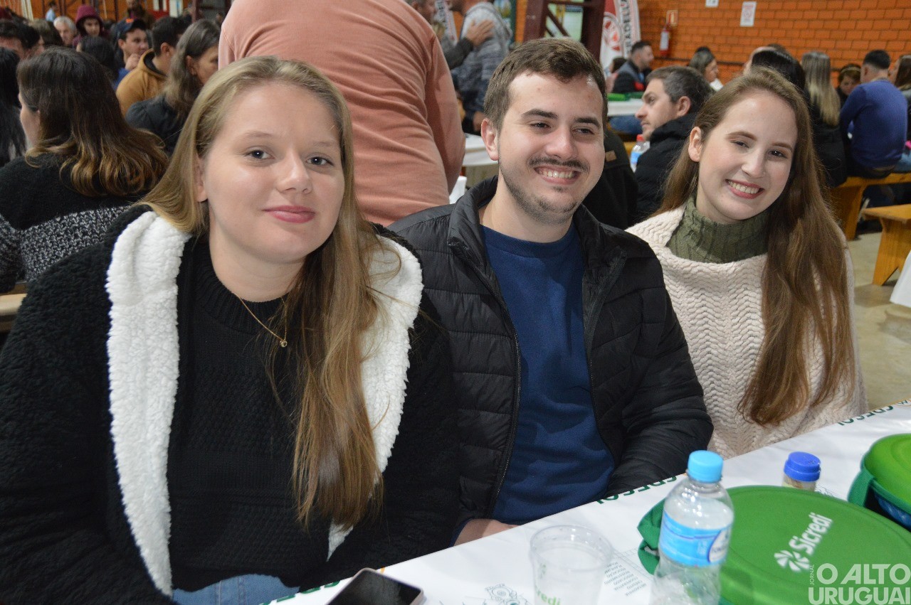 Centenas de pessoas participam da 19ª Festa do Leitão