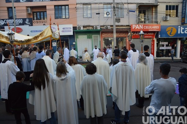 Confecção dos tapetes de Corpus Christi mobiliza católicos em FW