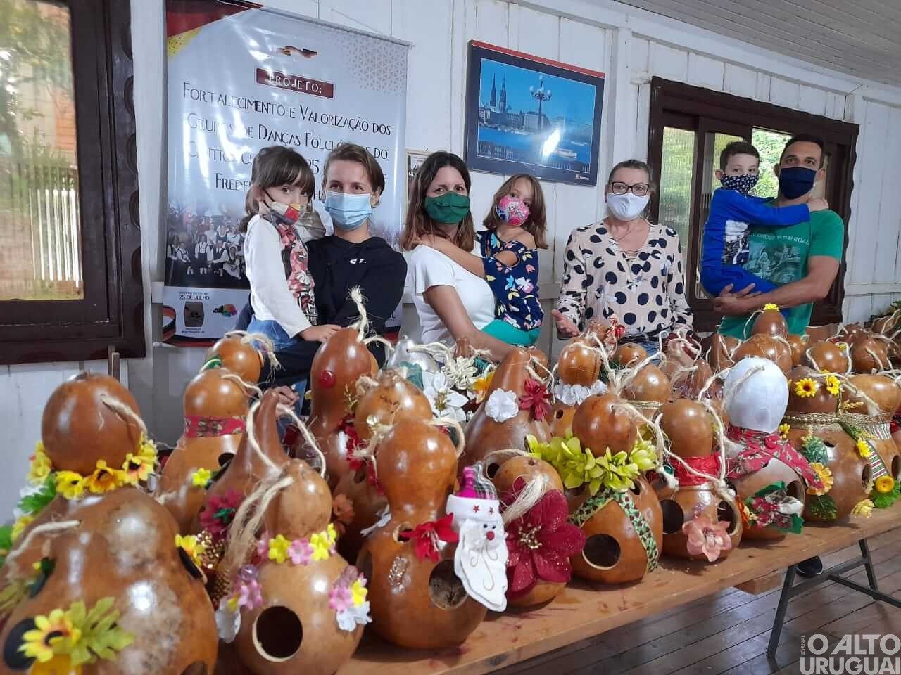 Oficina reúne tradições em fabricação de lanternas natalinas com porongos