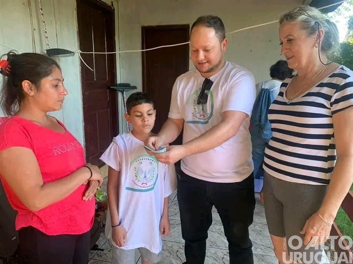 Aunp-RS realiza doação para família de menino de Iraí