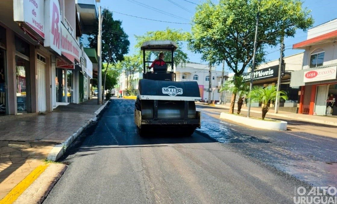 Administração de Rodeio Bonito executa obras de pavimentação asfáltica