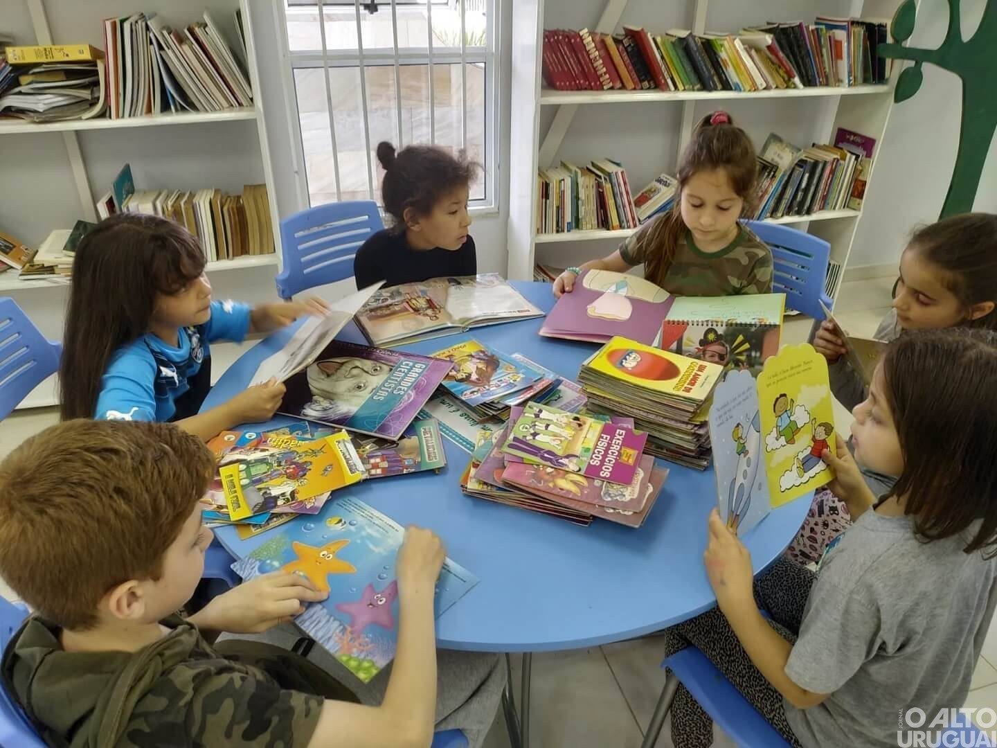 Biblioteca Pública de Palmitinho recebe aulas de contação de histórias