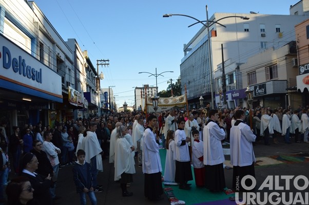 Confecção dos tapetes de Corpus Christi mobiliza católicos em FW
