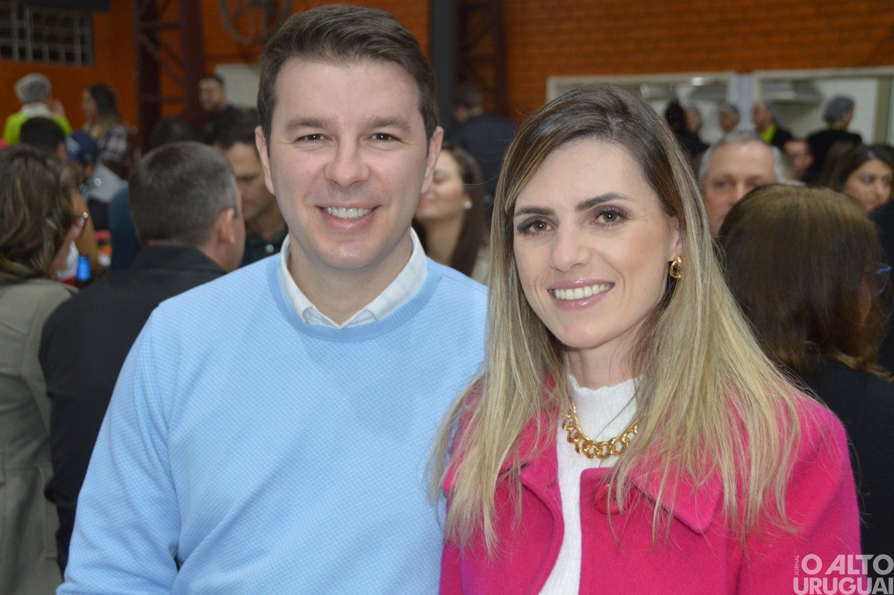 Centenas de pessoas participam da 19ª Festa do Leitão