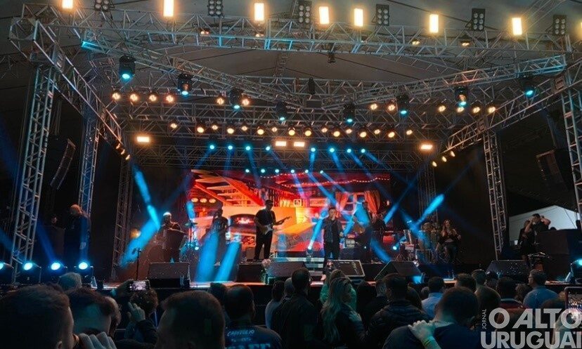 Felipe Araújo canta e encanta na Expofred 2022
